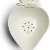 Riviera Maison Fruitvergiet, Aardbeien Zeef - Tasty Strawberry Colander - Wit / Goud - Porselein - 1 Stuk 2 Riviera Maison Fruitvergiet, Aardbeien Zeef - Tasty Strawberry Colander - Wit / Goud - Porselein - 1 Stuk -Brita Shop 1051x1200