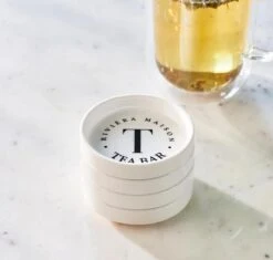 Riviera Maison Theezakjeshouder Met Tekst, Schaaltjes - Theezakjeshouder RM Tea Bar - Wit - Porselein - 4 Stuks 11 Riviera Maison Theezakjeshouder Met Tekst, Schaaltjes - Theezakjeshouder RM Tea Bar - Wit - Porselein - 4 Stuks -Brita Shop 1200x1140 2