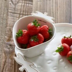 Riviera Maison Fruitvergiet, Aardbeien Zeef - Tasty Strawberry Colander - Wit / Goud - Porselein - 1 Stuk -Brita Shop 1200x1198 17