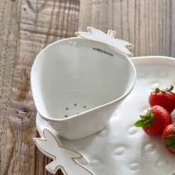 Riviera Maison Fruitvergiet, Aardbeien Zeef - Tasty Strawberry Colander - Wit / Goud - Porselein - 1 Stuk -Brita Shop 1200x1200 522