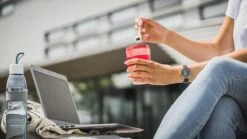 Sareva Muesli Beker - Met Lepel - Yoghurt 2 Go - Rood -Brita Shop 1200x675 5