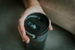 Kambukka Etna Thermosbeker 300 Ml - Makkelijk Reinigen - Lekvrije Koffiebeker - Pitch Black 23 Kambukka Etna Thermosbeker 300 Ml - Makkelijk Reinigen - Lekvrije Koffiebeker - Pitch Black -Brita Shop 1200x800 23