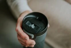 Kambukka Etna Grip Thermosbeker 500 Ml - Makkelijk Reinigen - Lekvrije Koffiebeker - Zwart -Brita Shop 1200x800 5