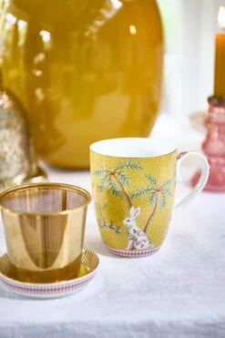 Pip Studio La Majorelle Yellow - Theeset - Porselein - Mok + Theezeef + Theetip - Porselein - 350ml - Geel Servies - Pasen - Konijn -Brita Shop 799x1200 11