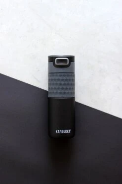 Kambukka Etna Grip Thermosbeker 500 Ml - Makkelijk Reinigen - Lekvrije Koffiebeker - Zwart -Brita Shop 800x1200 1