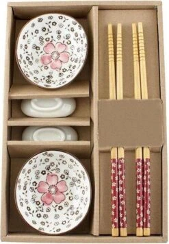 Winkrs | 2 Persoons Japanse Sushi Servies Set (rood) Met Eetstokjes, Kommetjes En Opleggers Voor Stokjes 7 Winkrs | 2 Persoons Japanse Sushi Servies Set (rood) Met Eetstokjes, Kommetjes En Opleggers Voor Stokjes -Brita Shop 832x1200 2