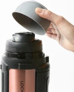 Lock&Lock Thermoskan - Isoleerkan - Thee En Koffie - Lekvrij - 1,5 Liter - RVS - Inklapbaar Handvat - Koper Roze -Brita Shop 967x1200